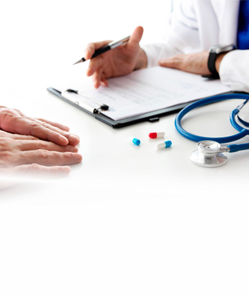 Médico atendiendo a un paciente.