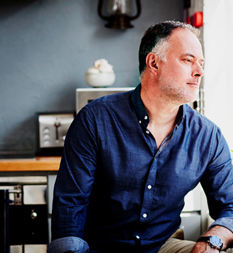 Hombre mirando a través de una ventana.