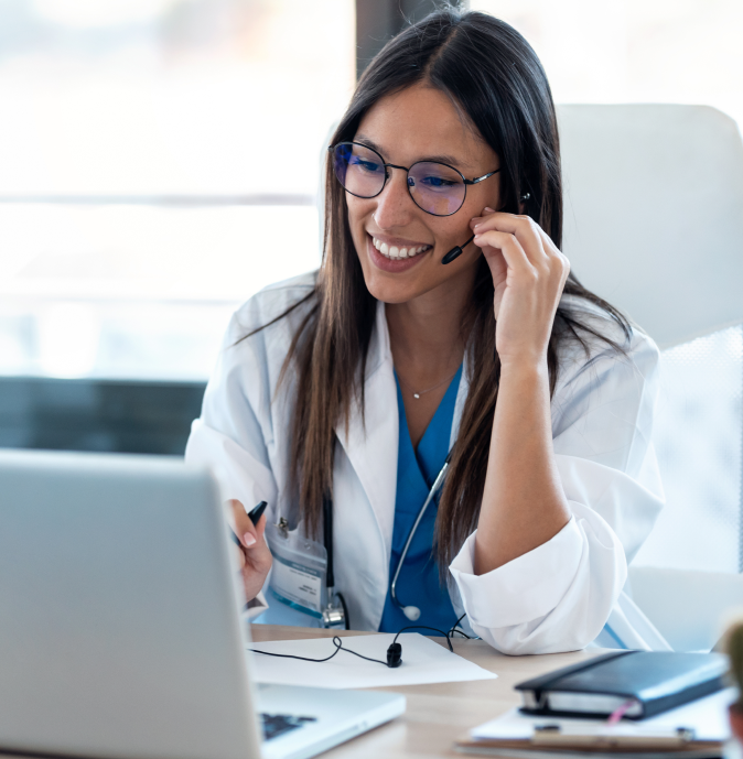 Doctora atendiendo una llamada