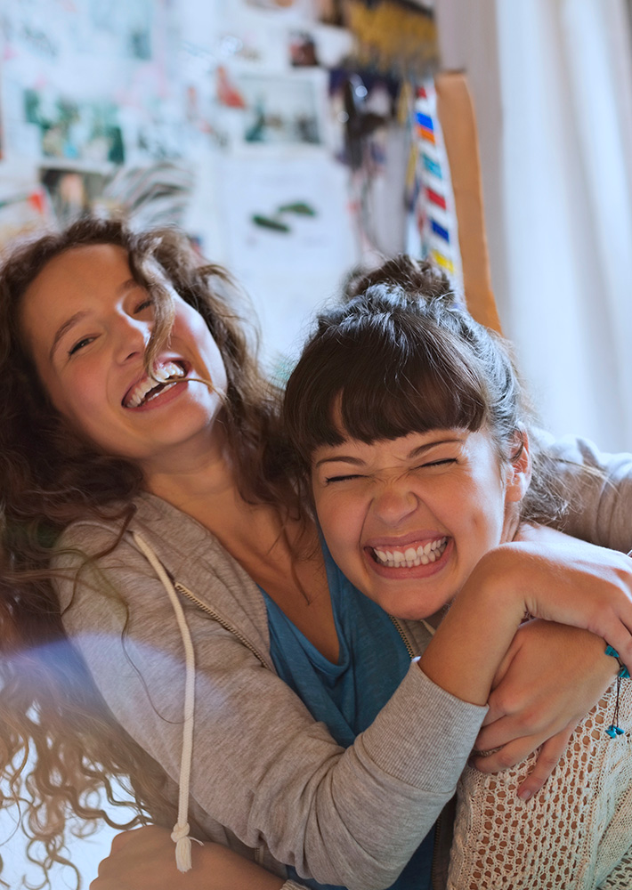 Amigas dándose un abrazo